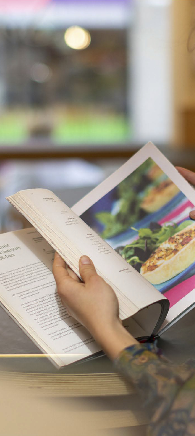 Erdbeerrolle bekommt einen Puderzuckerüberzug