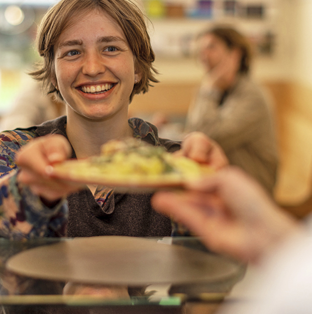 Beeren werden mit einem Messer geschnitten