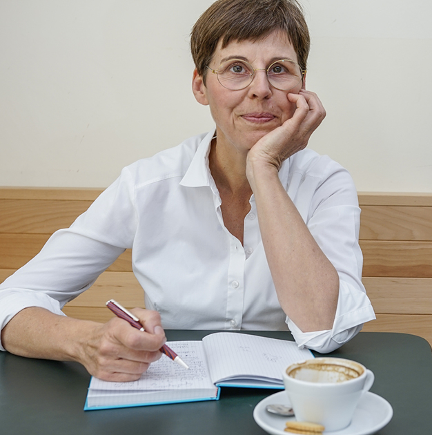 Grüner Spargel wird geschnitten