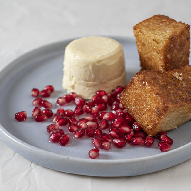 Beeren werden mit einem Messer geschnitten