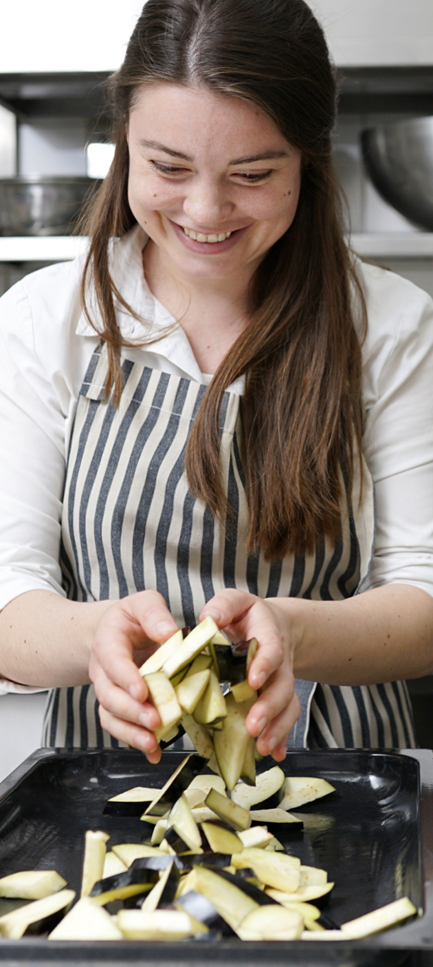 Auberginen-Stücke werden auf einem Backblech verteilt