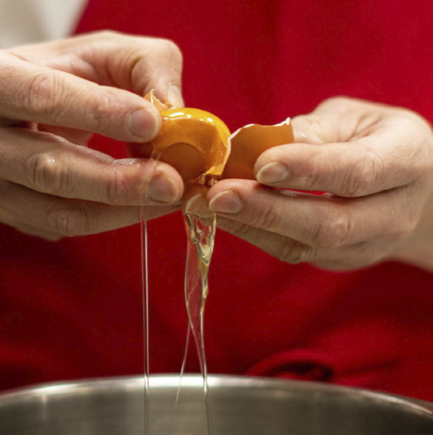 Eier werden aufgeschlagen