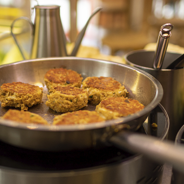 Couscous Plätzchen in der Pfanne