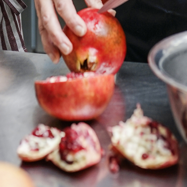 Grüner Spargel wird geschnitten