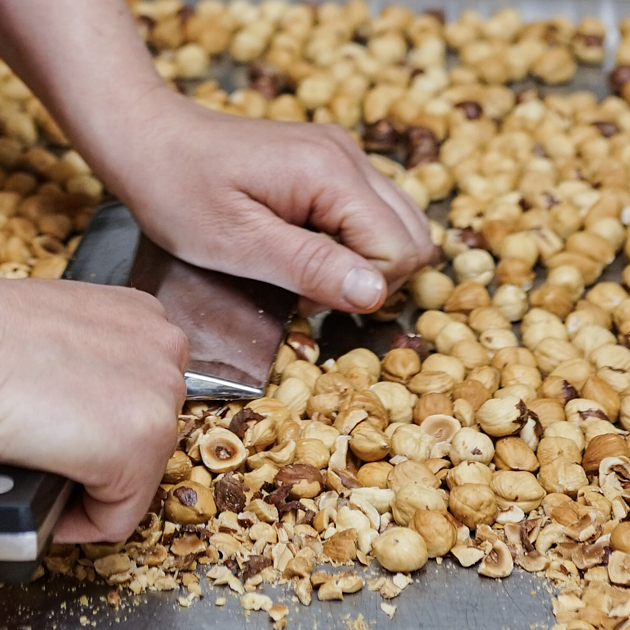Beeren werden mit einem Messer geschnitten